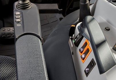 131 1 do pliku 4909 Valtra ASeries HiTech4 ControlGrip LoaderControl