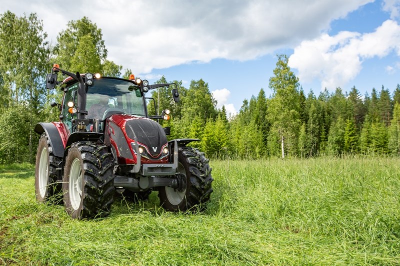 268 1 do pliku 6615 valtra a5 series widok ogolny sumiainen grassland