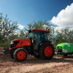 337 1 do pliku 6694 Ciagnik Kubota z oprywskiwaczem Pulverizadores Fede na polu migdalowym