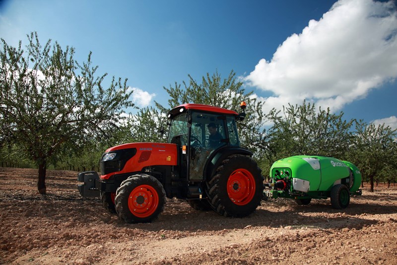 337 1 do pliku 6694 Ciagnik Kubota z oprywskiwaczem Pulverizadores Fede na polu migdalowym