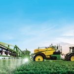 373 1 do pliku 6736 John Deere Lepsza komunikacja ciagnika z opryskiwaczem zaczepianym dzieki sterowaniu bezkontaktowemu