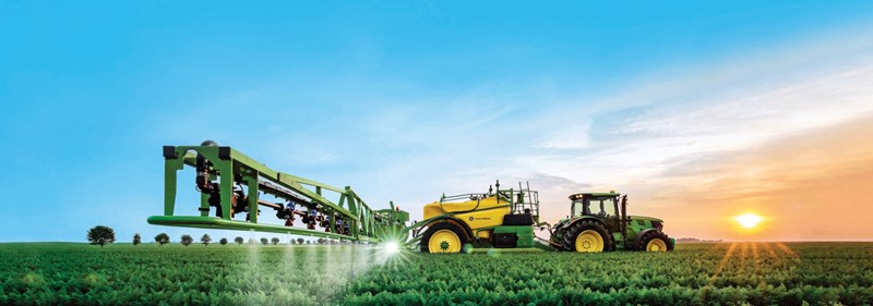 373 1 do pliku 6736 John Deere Lepsza komunikacja ciagnika z opryskiwaczem zaczepianym dzieki sterowaniu bezkontaktowemu