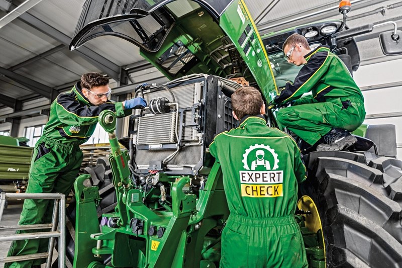 397 1 01 6748 ciagnik w serwisie fot3 ExpertCheck JohnDeere 1