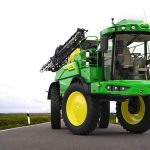591 1 6953 Fot 1 John Deere prezentuje nowy opryskiwacz samojezdny serii 300M