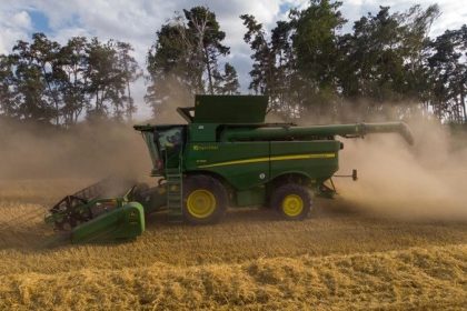 604 1 6923 Fot 1 Kombajny John Deere serii S z czujnikiem HarvestLab 3000 to nowy standard