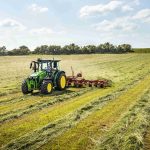 652 1 7070 John Deere wprowadza nowy ciagnik 5M