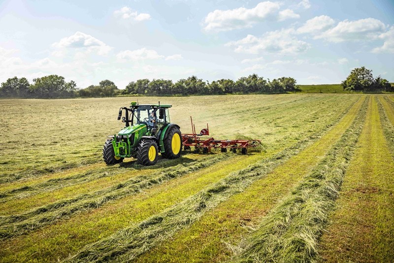 652 1 7070 John Deere wprowadza nowy ciagnik 5M