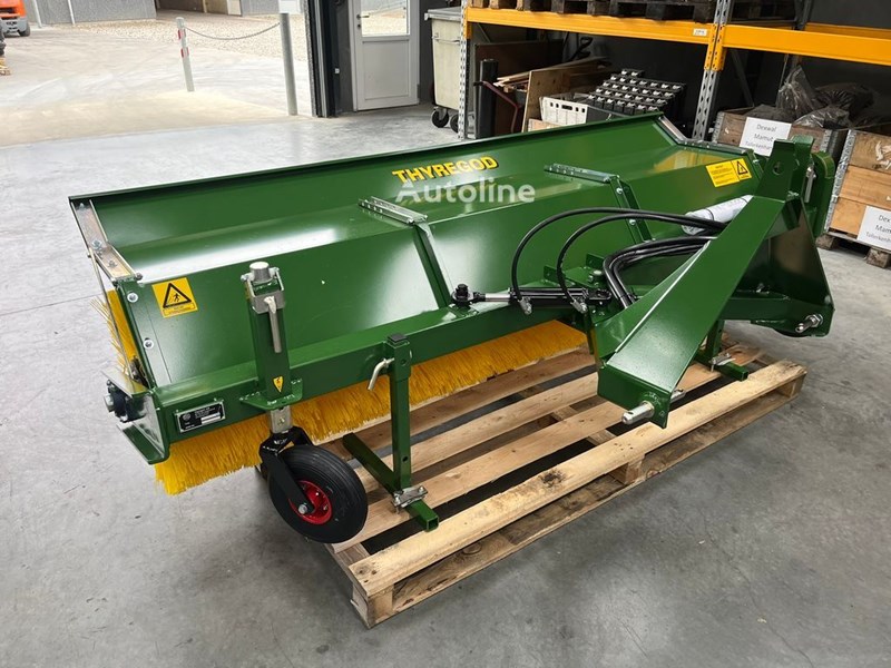 Thyregod TK 2800 med nylon børster og hydraulisk sving. Nowa szczotka zamiatarka Thyregod TK 2800 med nylon børster og hydraulisk sving